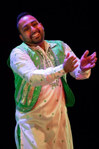 Bhangra at the GIDF gala — photo Stijn Dejonckheere